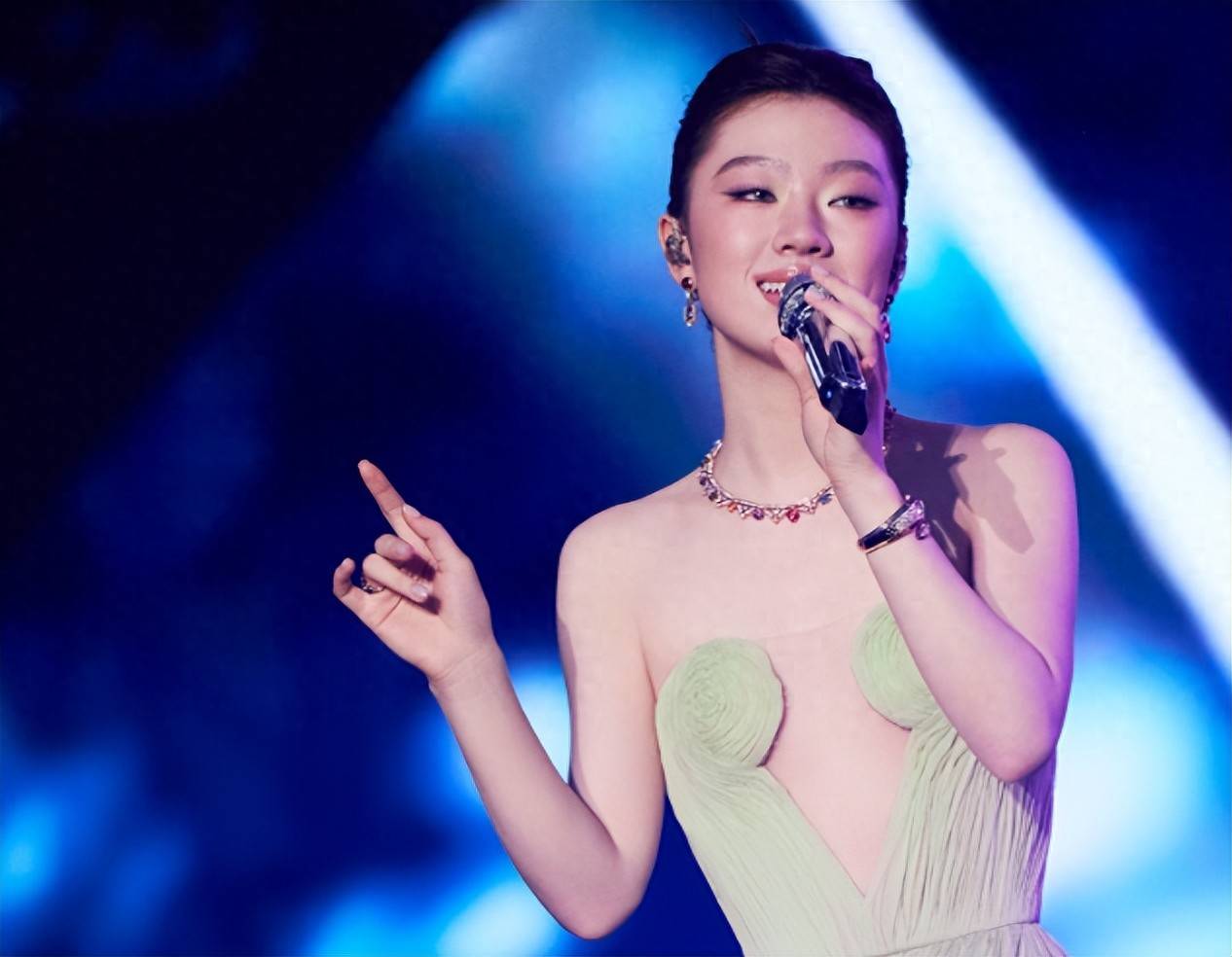 被嘲讽学人精、还被质疑丧失初心，单依纯的天后之路走不远了？