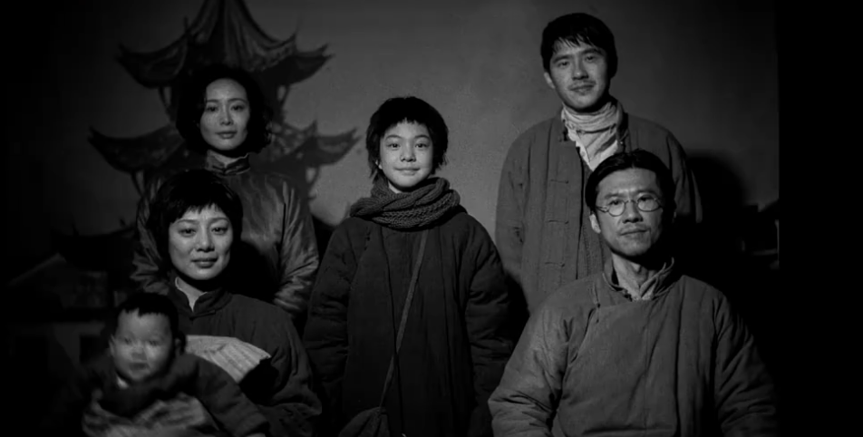 电影《南京照相馆》发布正片片段 照相馆众人含泪拍下“最后的全家福”