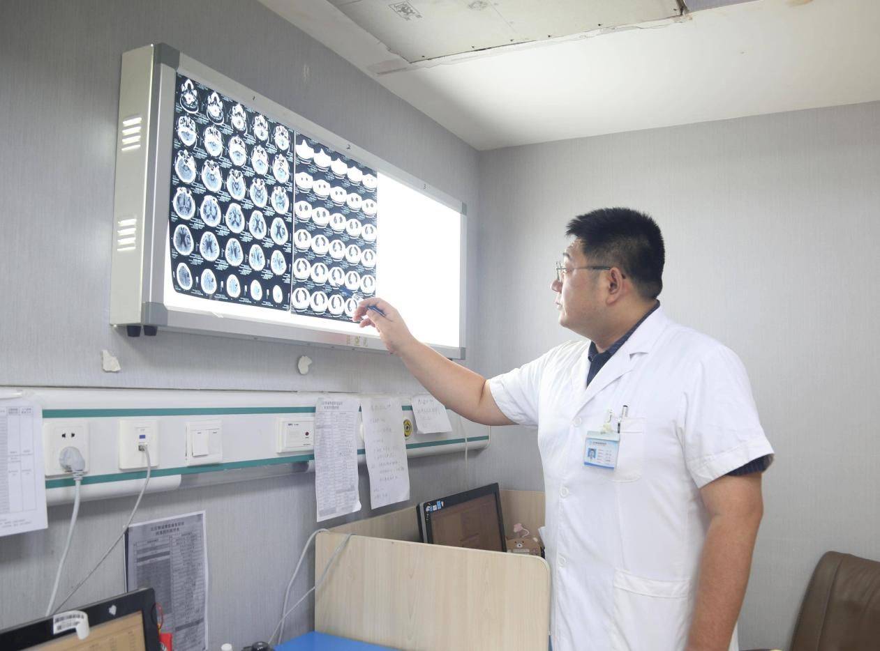 长期吹空调易诱发“面瘫” 当脸部不听使唤，专家教你科学应对