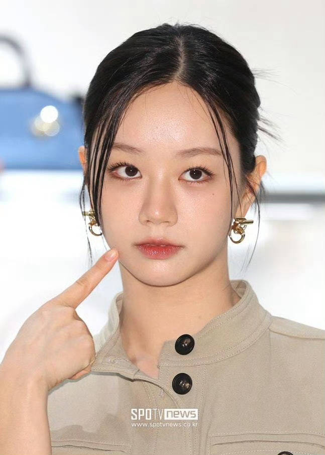 李惠利被曝新恋情后参加时尚活动 脸颊比心笑容甜美优雅