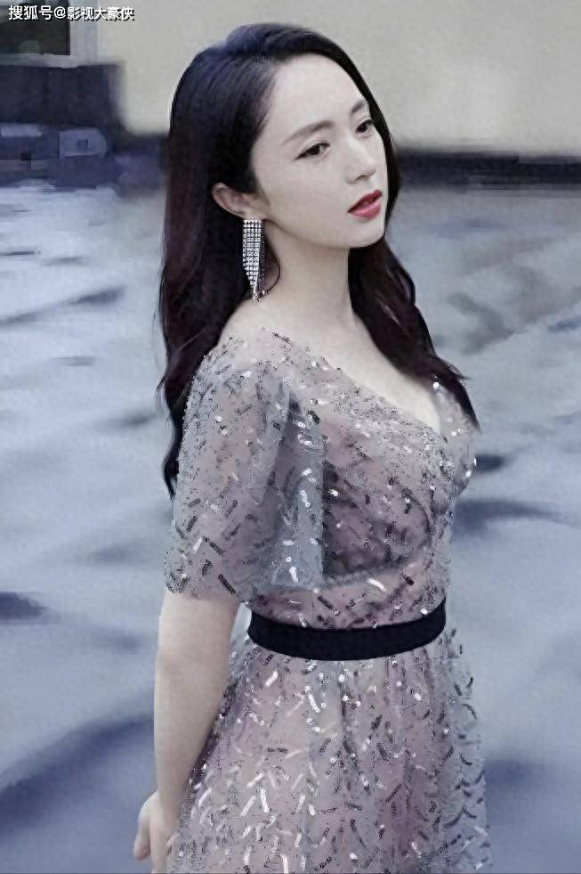 原创            45岁董璇与54岁王琳，美颜关掉原来大家都这样，一个脸肿一个纹多