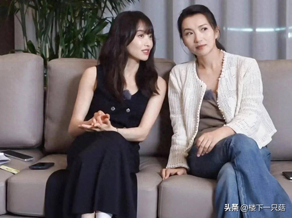 原创            宋茜陈好同游云南宋茜紧身裙身材火辣45岁陈好上围丰满购物抢买单