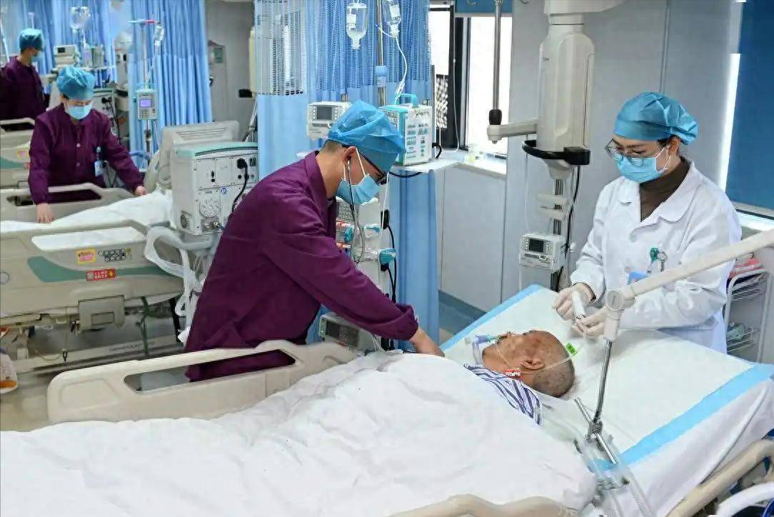 51岁大姐深夜突发脑梗离世，医生：4种食物吃太多，容易堵塞血管