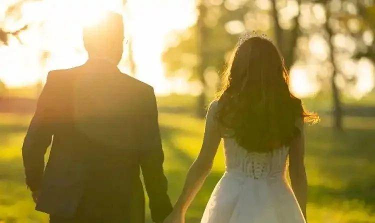 原创            男生真正把你当“终身伴侣”的信号：不是拼命给，而是懂得“忍”