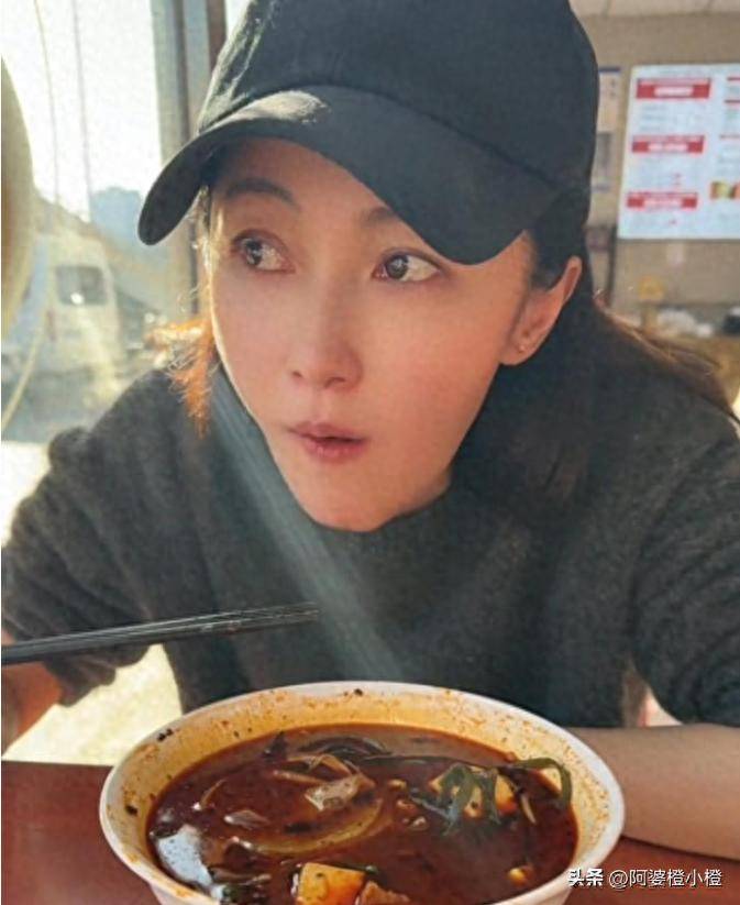原创            姚笛回应被删，含泪感叹生活好难，独自一人吃麻辣烫好落魄