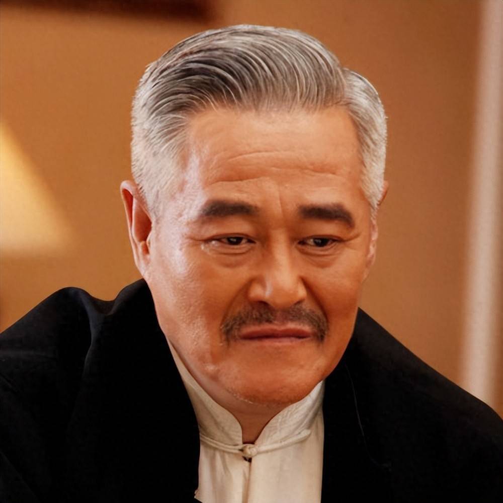 67岁赵本山在家待客，头发花白又发福了，家中摆巨幅字画装修考究