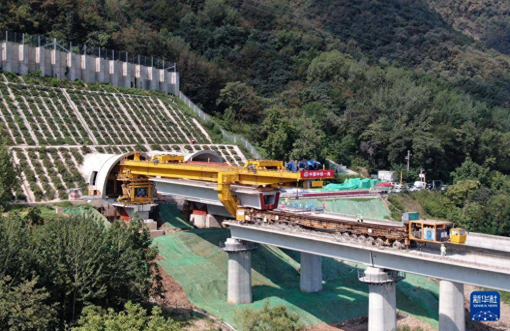 西康高铁全线完成桥梁架设