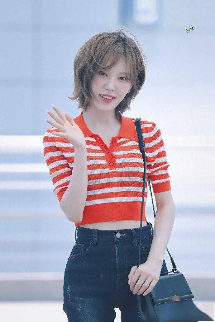 知名女团爱豆“臀垫”引关注，网友：垫得也太明显了