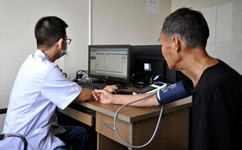 医生发现：坚持运动的高血压患者，用不了多久，身体或有5大变化