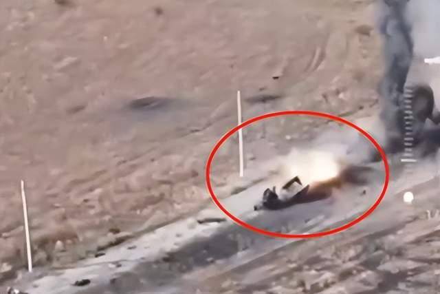 俄军士兵冲进雷区，拉着战友疯狂逃命，现场画面触目惊心