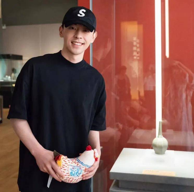 原创            邓伦低调现身，深夜独自到超市买菜，复出无望经纪人资源给了新人