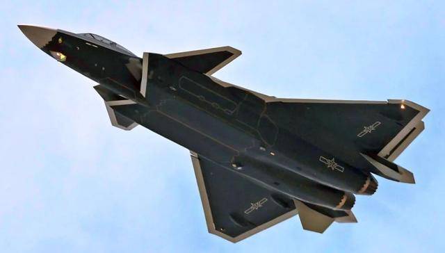 全新黑色歼-20亮相，座舱很抢眼，美媒无奈承认：中国已领跑美国