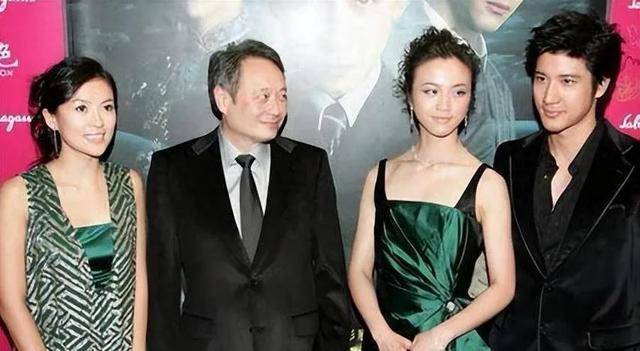 原创            章子怡和吴京陈道明同框！戴着眼镜穿着朴素，央视镜头下侧脸绝美