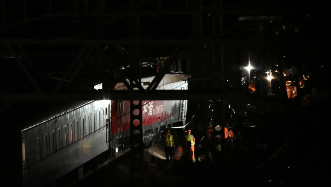 K1373次列车被撞脱线，有乘客砸窗透气，会被索赔吗？