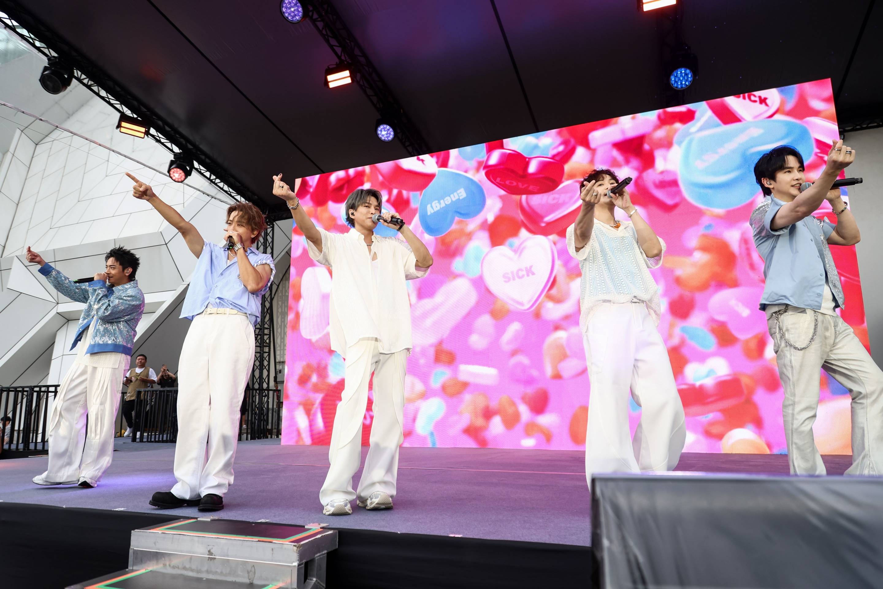 Energy高雄签唱会遇风雨仍签好签满 宠粉狂签8小时