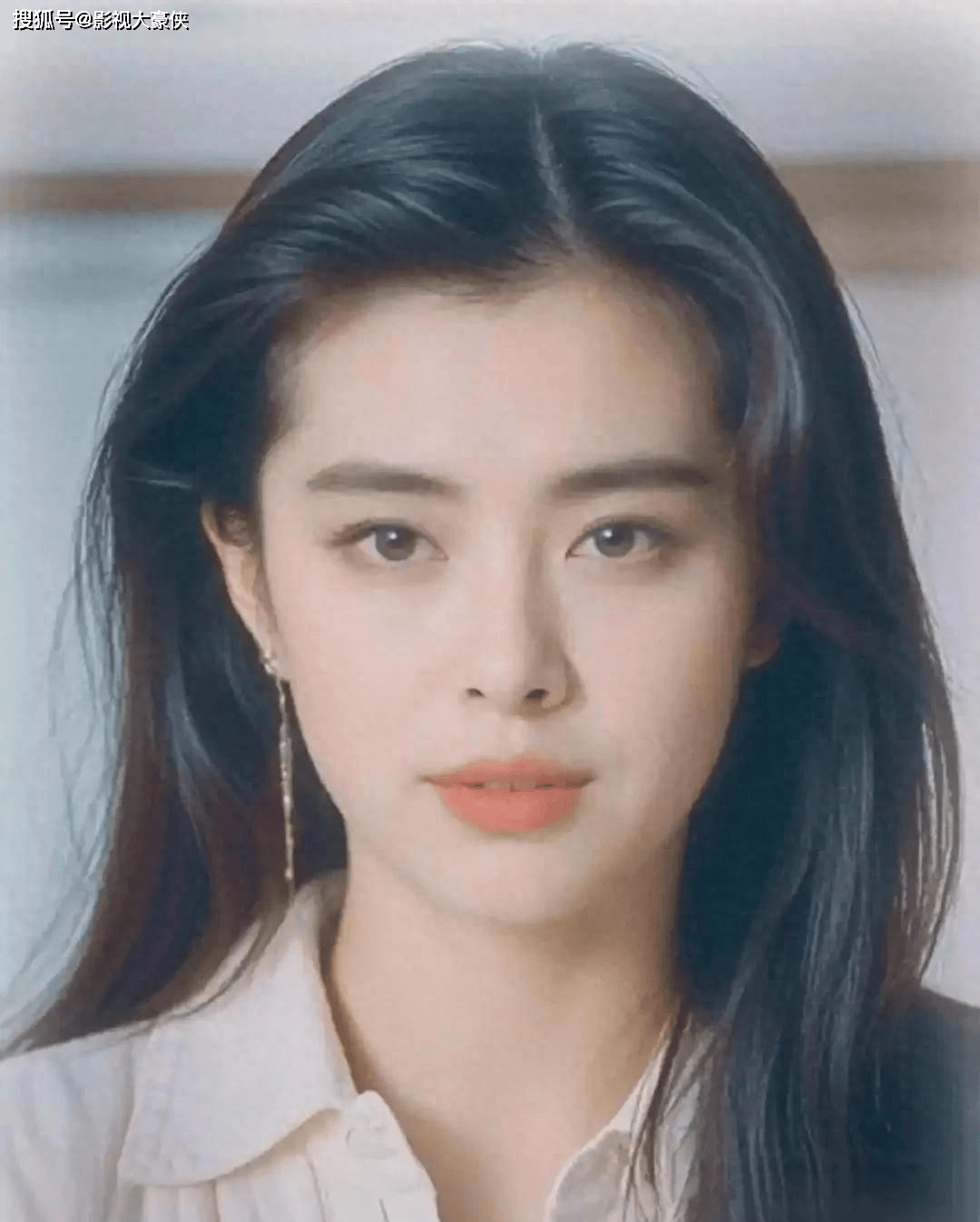 原创            王祖贤在加拿大参加法会，打扮朴素，身材走样，现场帮忙搬桌子