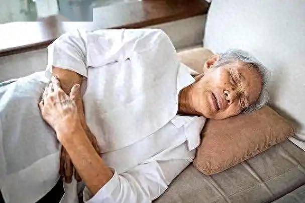 越来越多的人查出胃反流！医生：罪魁祸首已揪出，入伏少碰这4物