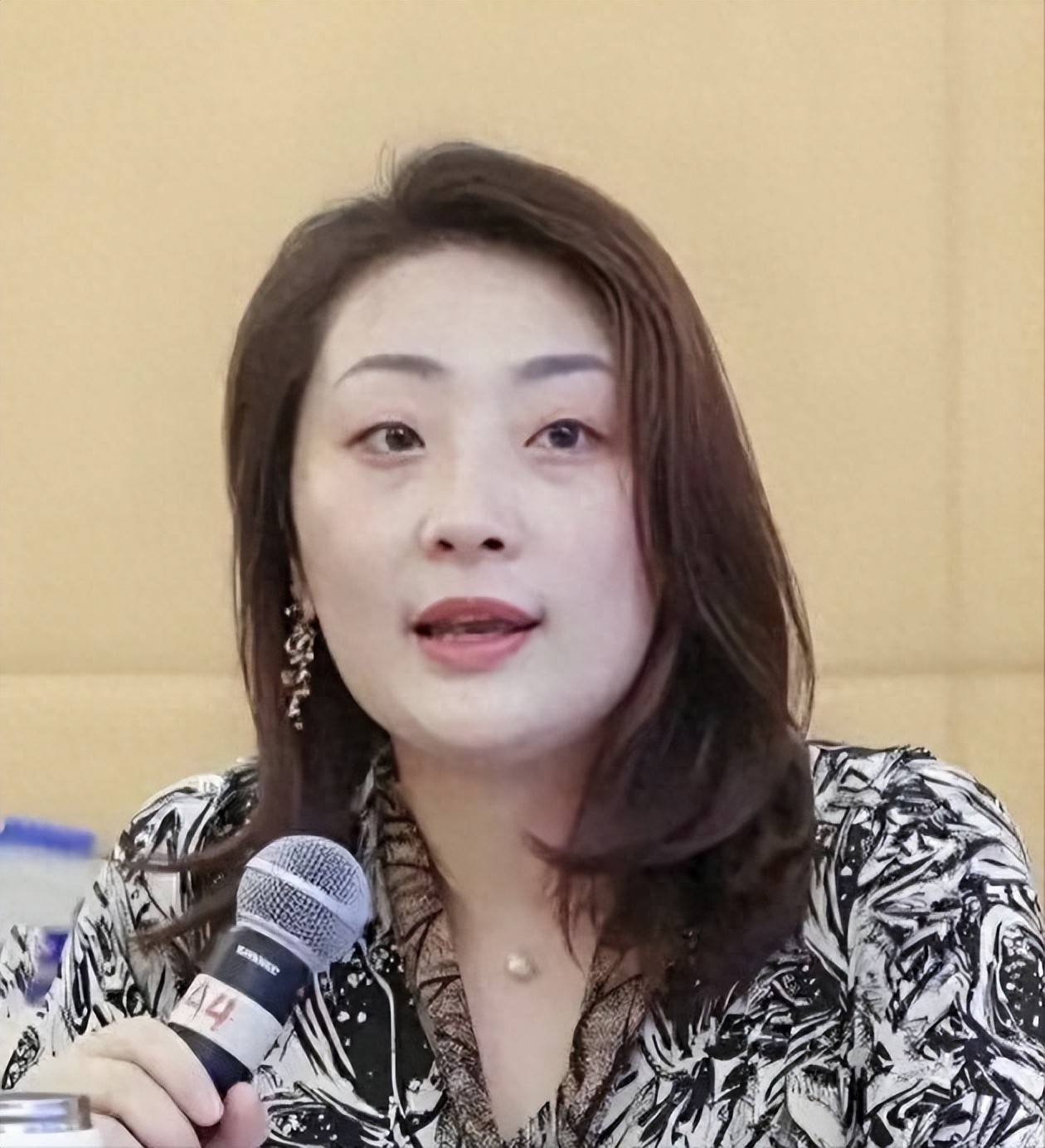 原创            彻底洗牌！宗馥莉遭叔叔背刺，指责她太自私，哇哈哈已变更公司名