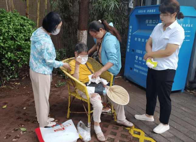 河南新乡：上班迟到反获赞，医生跪地救老人