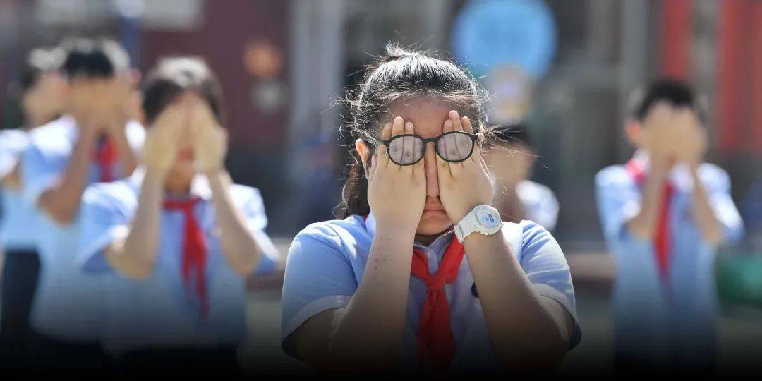 高度近视治疗再突破！新型自发电驱动巩膜加固仿生压电贴片