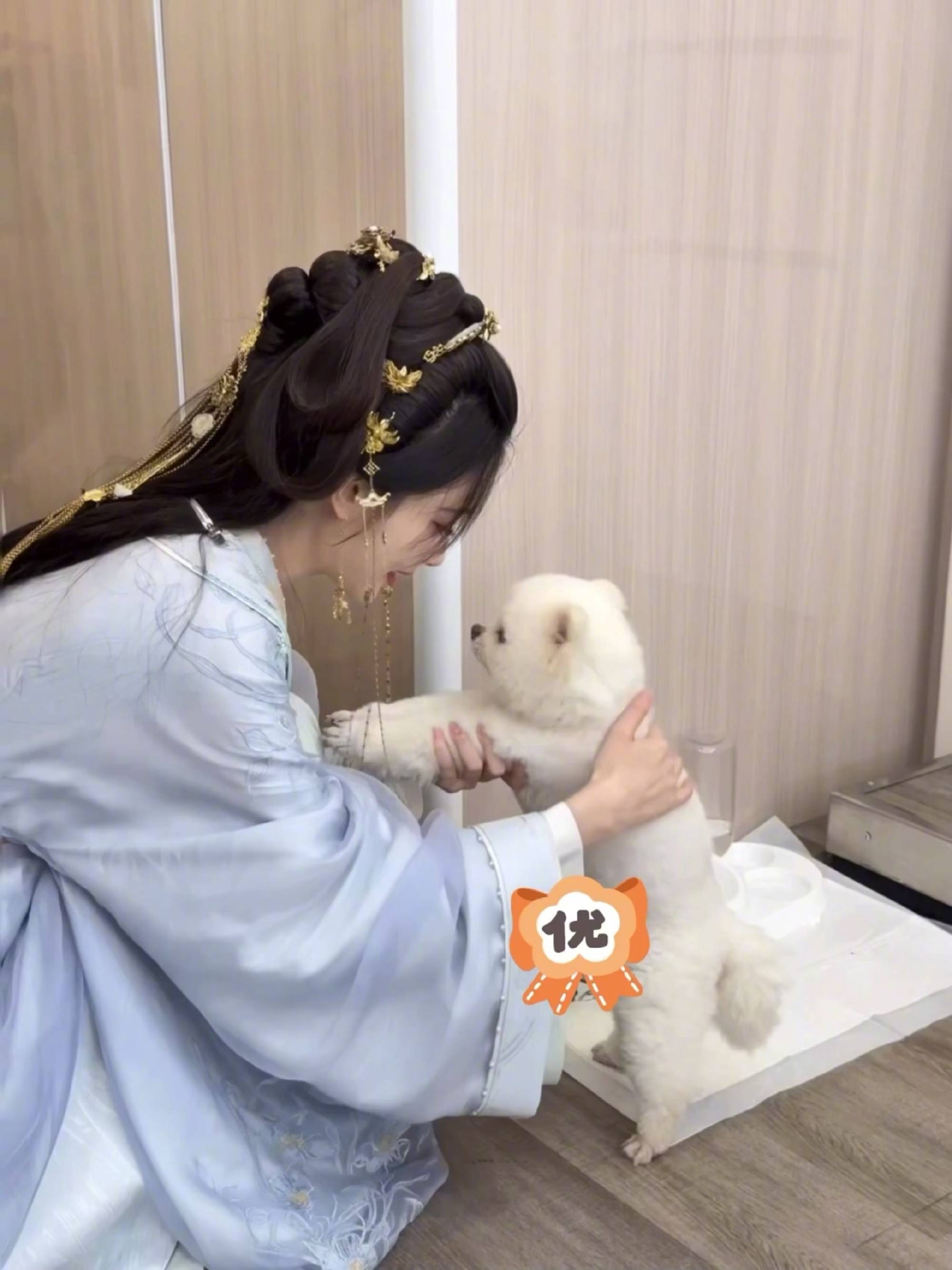 孟子义晒剧组日常 穿古装撸狗背台词可爱俏皮