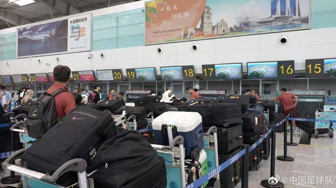 被指出征东亚杯行李多，国足：51人托运140件，装备行李为必要物资