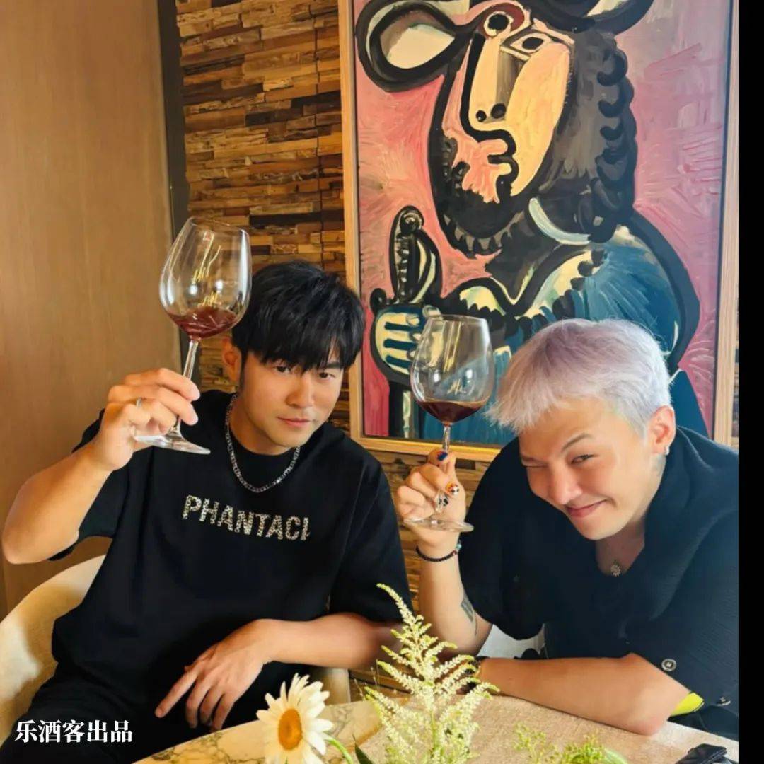 周杰伦与权志龙同框举杯：我们的交流语言是艺术和酒