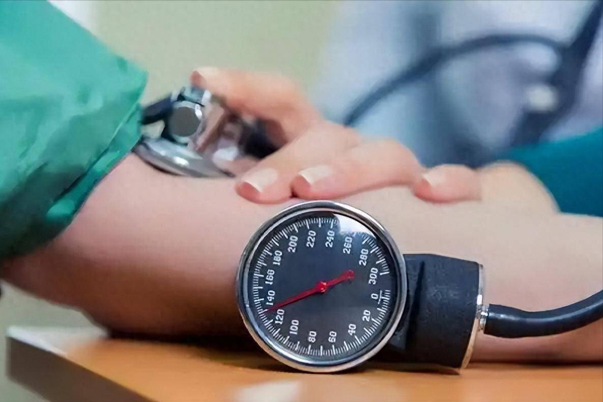 65岁大爷脑出血去世，医生呼吁：夏季吃降压药，千万注意这3件事