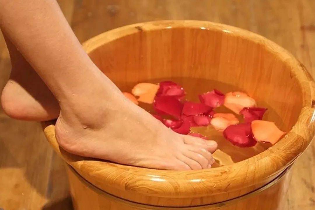 中医“冷知识”：小暑到，为啥夏天更要泡脚？