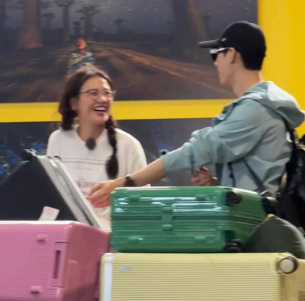 原创            《花少7》国外路透，马思纯明显瘦身，皮肤松弛不及陈数，那英美黑