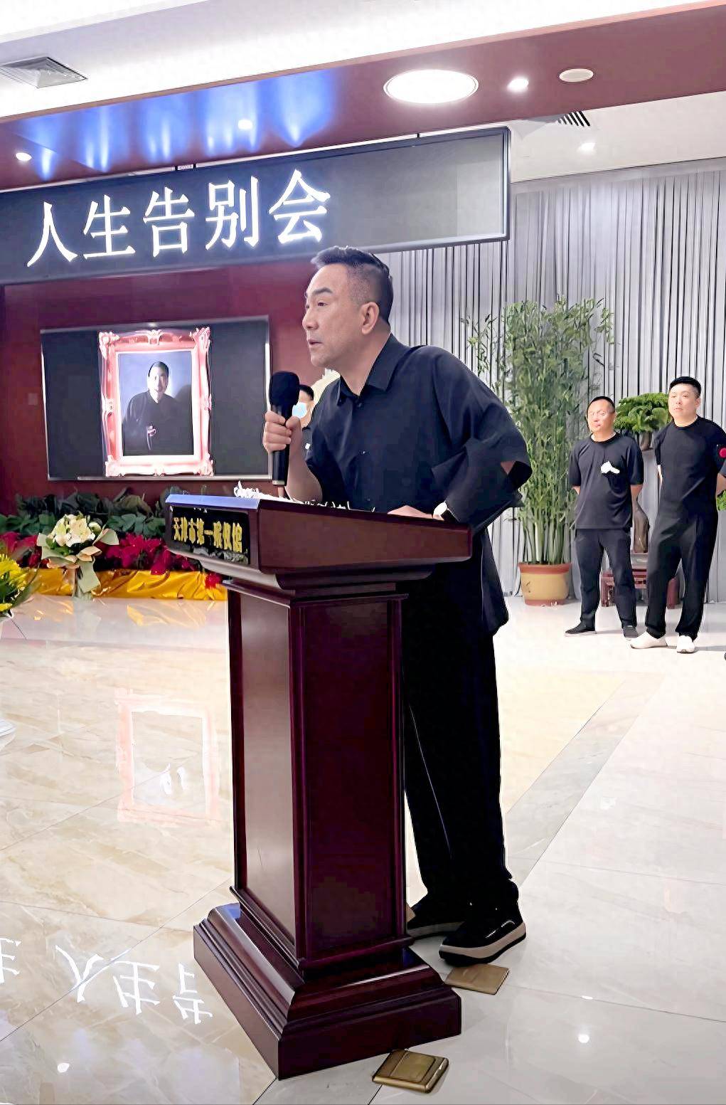 原创            杨议在父亲的灵堂上差点晕倒！女儿大婚现场，他被曝遭女儿扇耳光