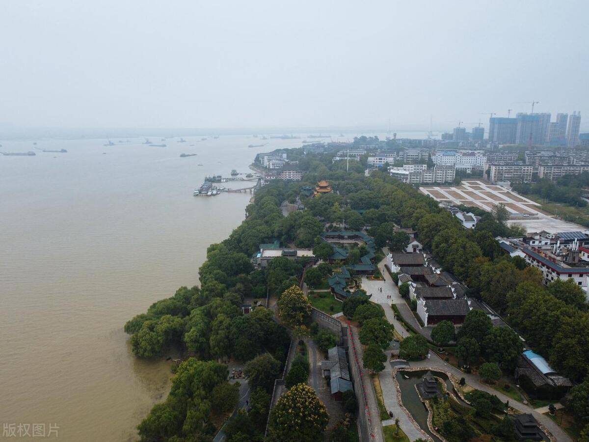 原创            岁月如梭——田新智的《水调歌头·寻访岳阳原工作单位旧址》