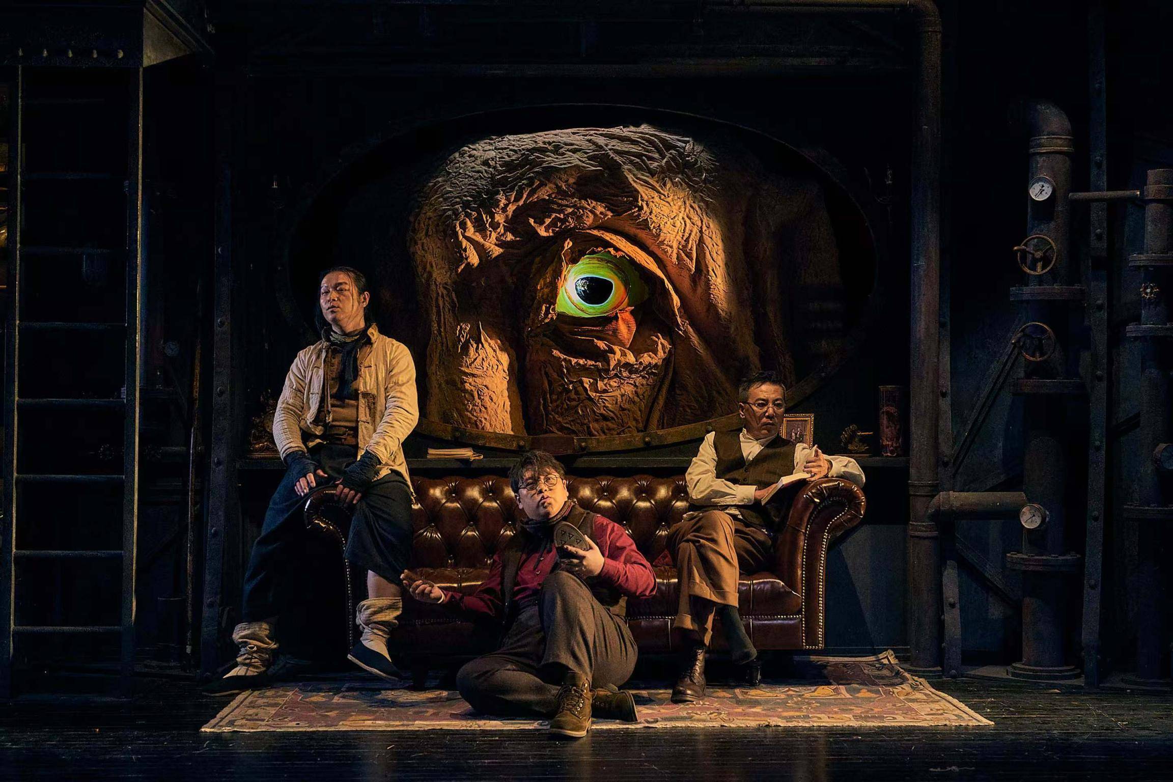 中法艺术家用“黑光魔法”复活海底奇观，《海底两万里》实现跨文化戏剧合作创新