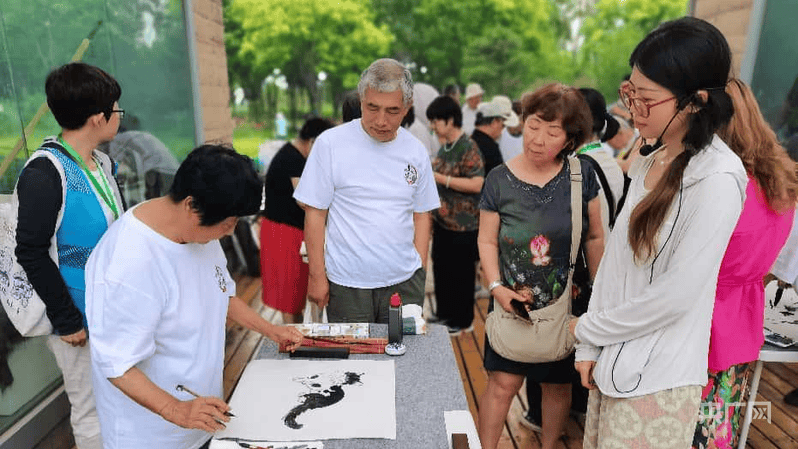 北京丰台区举办退休人员绘画采风活动