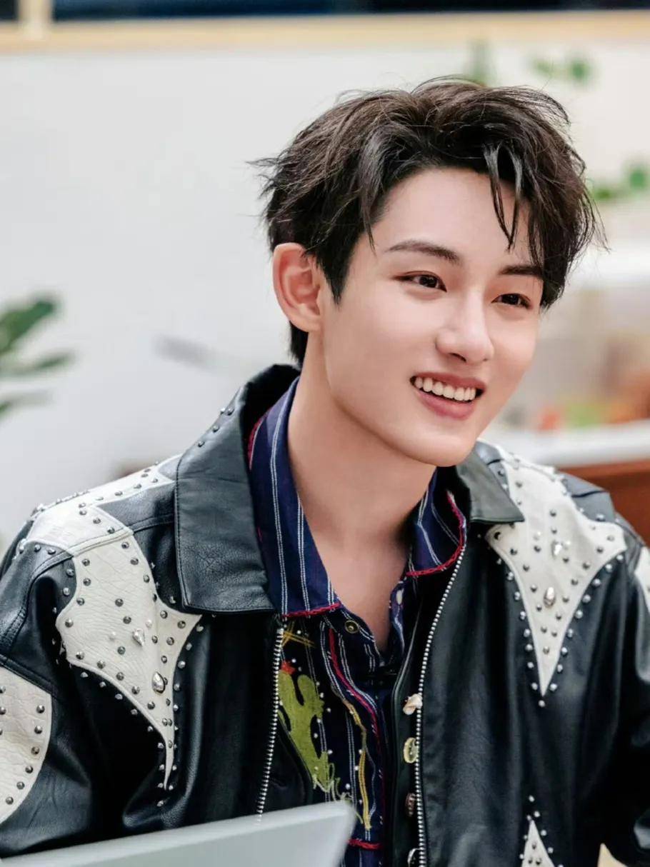 原创            《五十公里桃花坞》辛云来是怎么做到，面无表情唱的这么搞笑的！