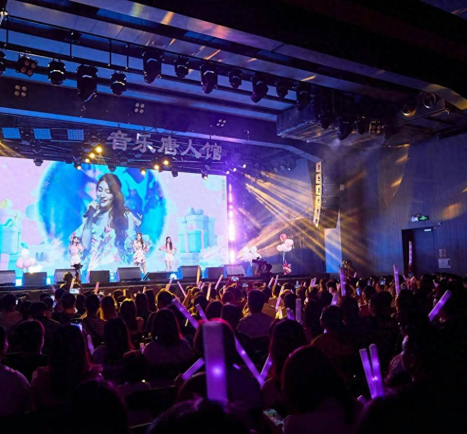 TVB视后台风天举行音乐会，粉丝冒雨支持，视帝惊喜现身