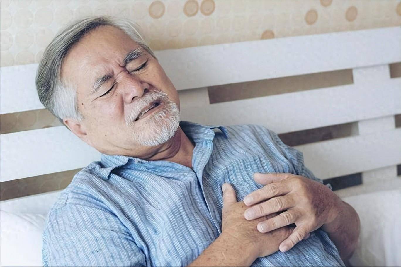 男子因冠心病不幸走了！医生直言：宁愿在家看电视，也别做这些事