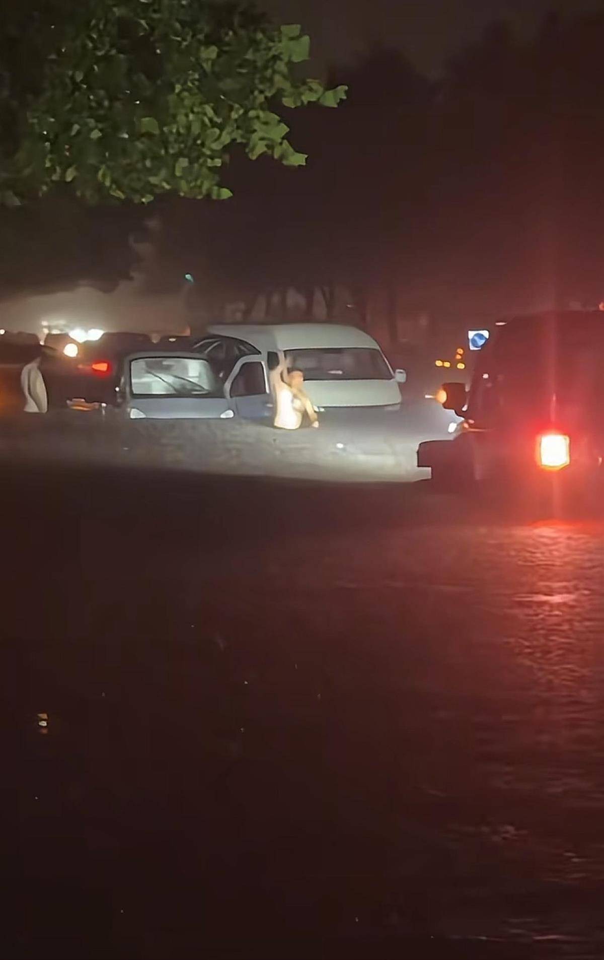 山东潍坊突发暴雨多处渍水有车辆被淹，有幼儿园通知停课，一男子驾驶牧马人连救5辆车