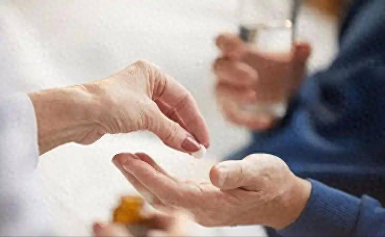 医生叮嘱:长期服用抗凝药的人,警惕这3个风险,早了解早预防!