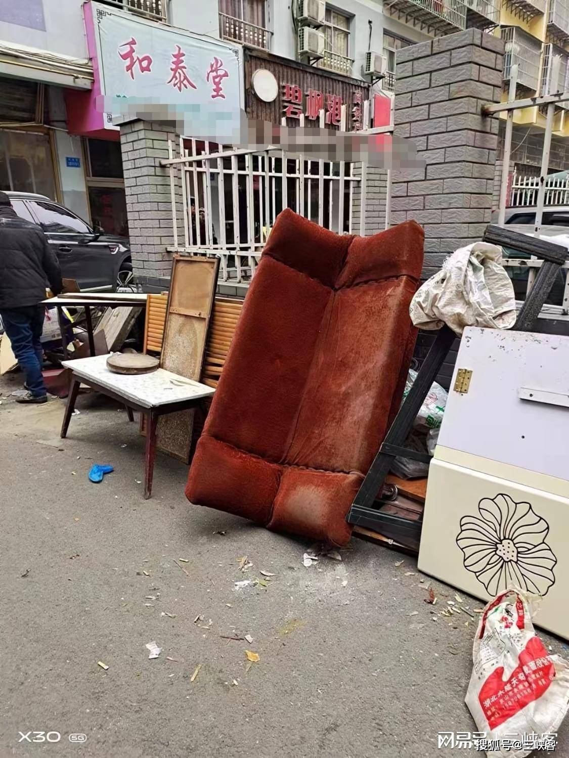 高唐街道神女社区清理楼栋堆码物在行动