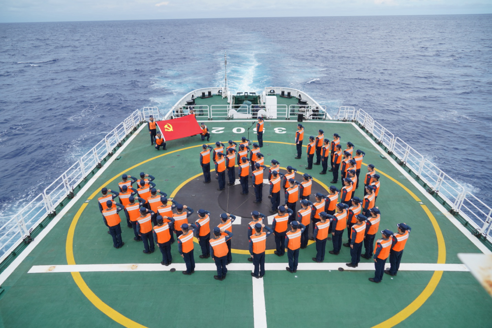 在祖国海疆“向党组织靠拢” 中国海警黄岩舰位黄岩岛海域迎来新党员