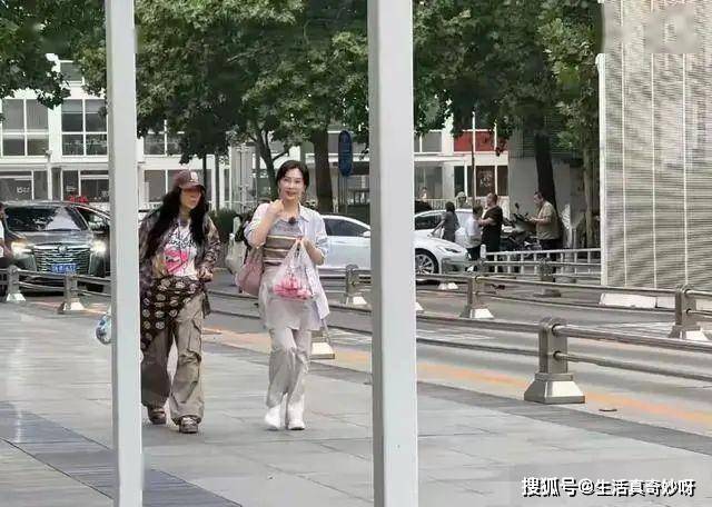 原创            那英陈数街头偶遇，反差萌爆笑全场！谁才是大姐大