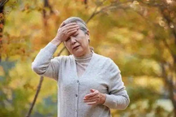 医生发现：高血压患者若每天早起先喝茶，不出多久，或有3种改善