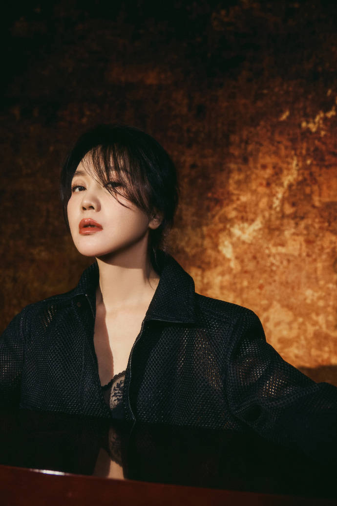 闫妮黑蕾丝透视穿搭性感神秘 烈焰红唇风情又魅惑