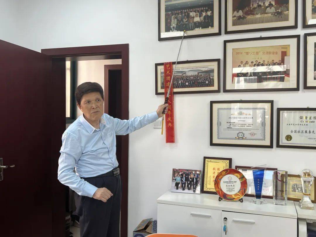 廿载送戏情暖社区，这支艺术团让甘泉居民“笑口常开”