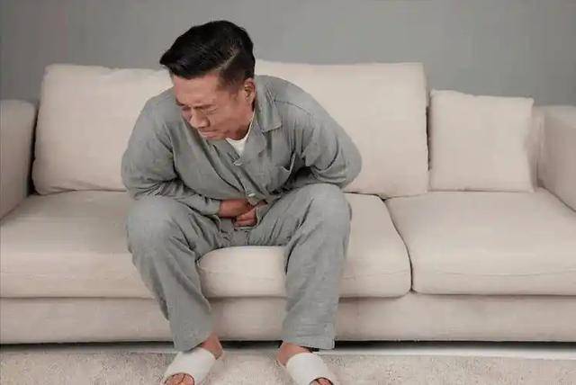 医生警告：一旦确诊胆结石，这4种食物必须控制，避免病情加重！