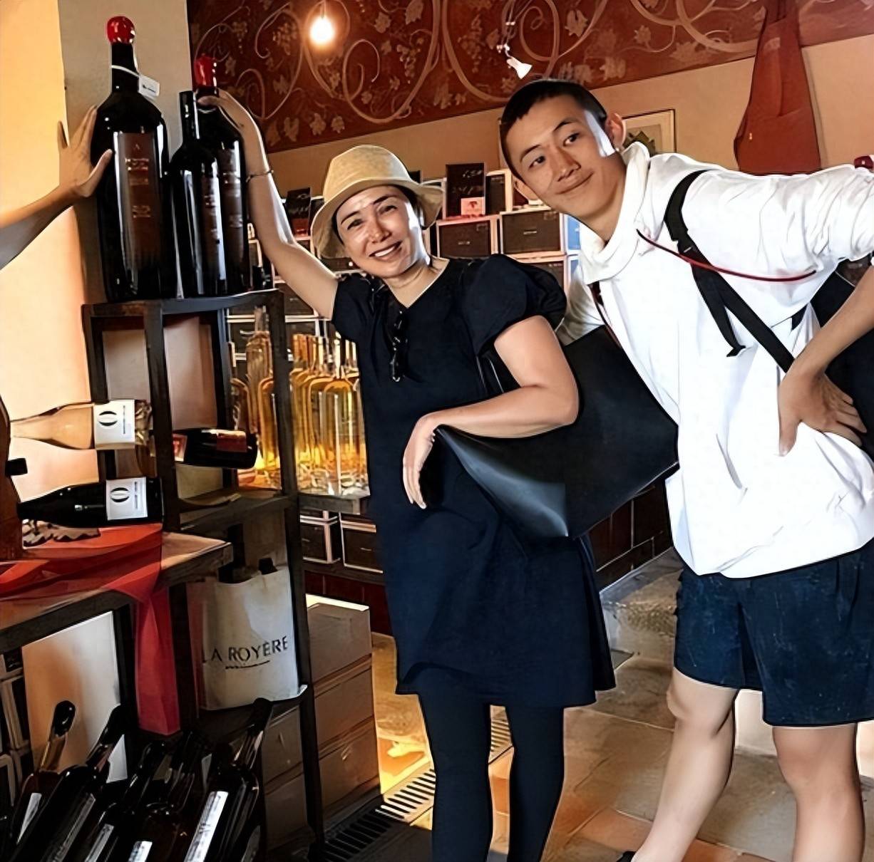 原创            59岁蒋雯丽为了儿子定居英国，又瘦又老，网友：女神不复当年了