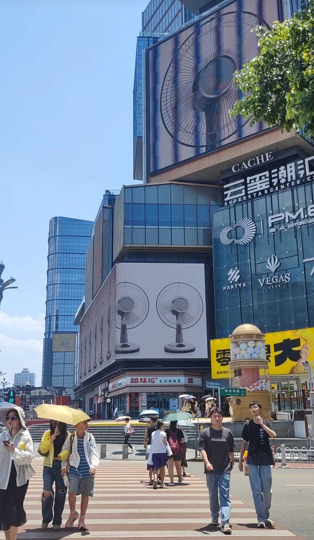 长沙人果然热“癫”了！商场用户外大屏播电风扇视频“赛博降温”，路人被逗乐