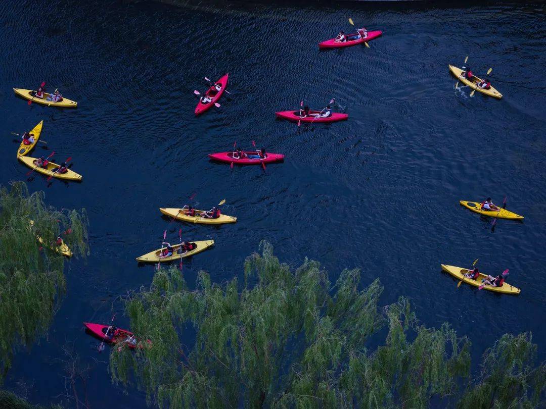 一到夏天，亮马河就成了北京中产的母亲河
