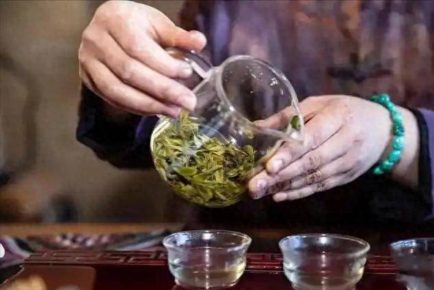 医生发现：经常喝茶的糖尿病患者，用不了多久，身体或有3个变化